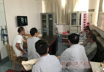 看电影还能增进感情，住院病友好欢乐