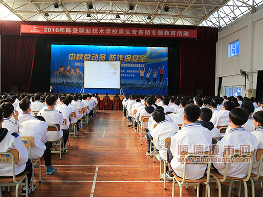 医生走进校园，开展青春期知识讲座