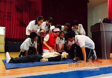 在欢乐中学急救知识，同学们学得好认真