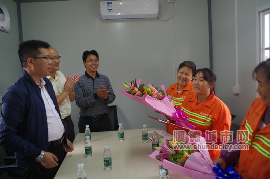 孕妇当街产子，环卫工人秒变“接生婆”