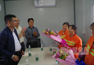 孕妇当街产子，环卫工人秒变“接生婆”