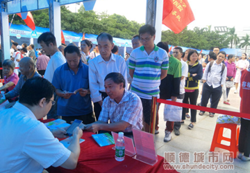 一大早，乐从医院两位专家被“围观”啦