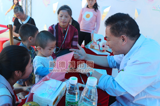 市民慕名前来，医生持续义诊3小时不休息