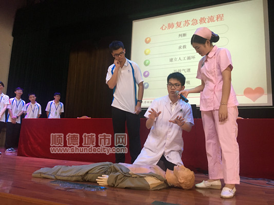 学生哥学心肺复苏，还有专人手把手教喔