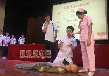 学生哥学心肺复苏，还有专人手把手教喔