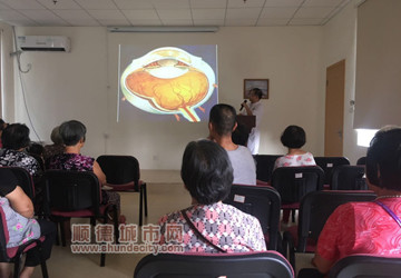 眼科防治进村居，忠实粉丝一眼就认出他