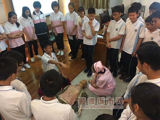 急救黄金8分钟，这群学生哥在认真学习