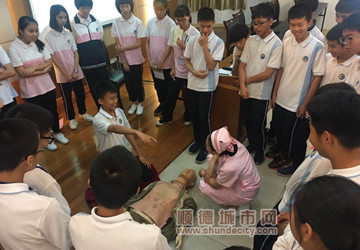急救黄金8分钟，这群学生哥在认真学习
