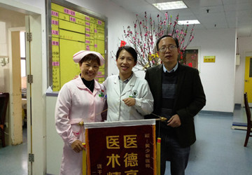 她为新生儿治好难症，家属感恩赠锦旗