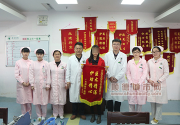 她一出院就送上了锦旗，原来是这事……