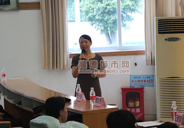 乐医专家进校园，为青少年做青春期宣讲