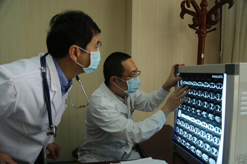 陈荣昌教授（左一）在专家门诊_副本.jpg