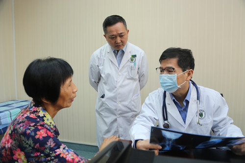 陈荣昌教授耐心为长期饱受咳疾影响的阿姨分析胸片结果，开医嘱。_副本.jpg