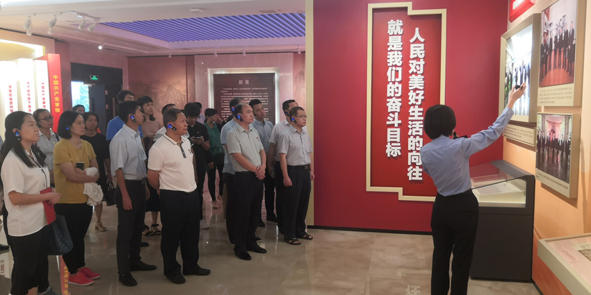 参观基地3_副本.jpg 参观基地3_副本.jpg