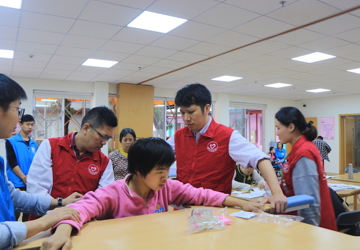 【传递爱心】广州医科大学附属顺德医院情牵岳步折翼天使 再次组队上门探望