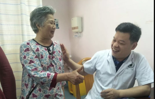 一招解决困扰张姨十几年的腿痛老毛病！