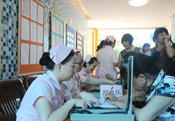 盛夏五月，坚持公益不懈怠！广州医科大学附属顺德医院义诊队伍走进老人大学送健康！