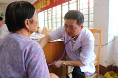 【致敬医师节】点赞黎教武：三十年如一日传承医术 守护病人