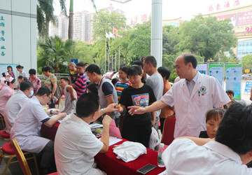 【庆祝中国医师节】我院举办大型专家义诊 为市民免费送健康