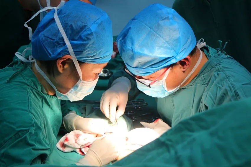 【聚焦】熊轩博士巧施动静脉内瘘术，让血透病人少跑弯路！