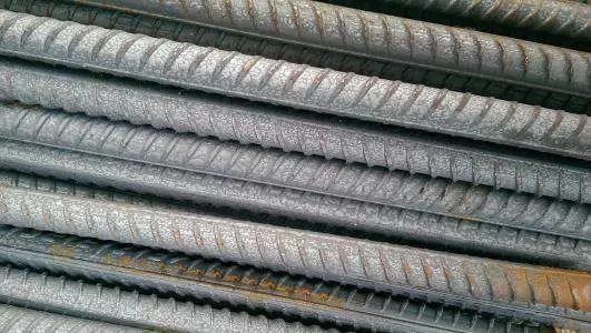 【惊险】一男子高空作业不慎坠落，粗约2厘米钢筋直戳臀部！