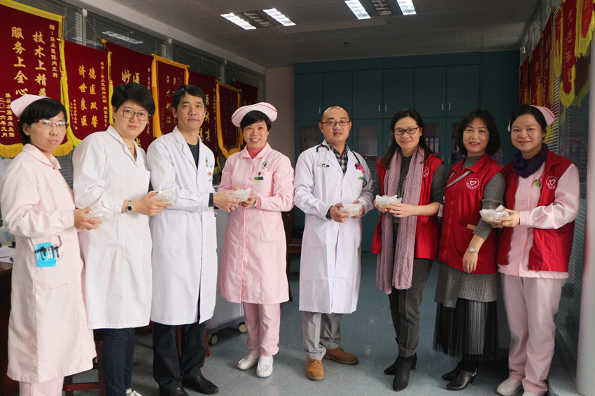 元宵佳节送汤圆 上门慰问暖人心