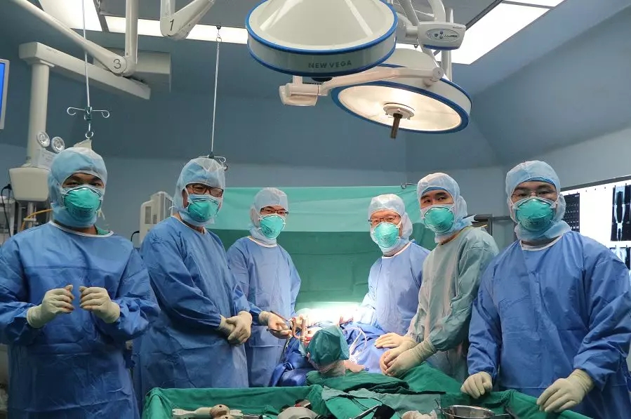 中韩名家乐从同台手术，七旬老伯摆脱关节炎疼痛