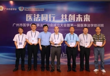 致敬中国医师节，当医术高明、医德高尚和懂法守法的医务工作者！