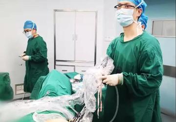 巧手“拔生姜”，一次手术巧建四个通道，取净患者左肾结石！