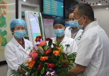 【致敬医师】中国医师节系列活动之五：院领导走访慰问 鲜花相赠祝愿医路幸福