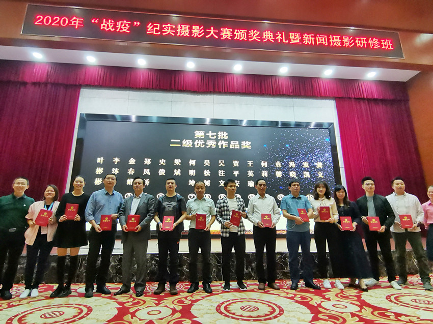 镜头记录动人瞬间，我院抗疫摄影作品获全国大奖