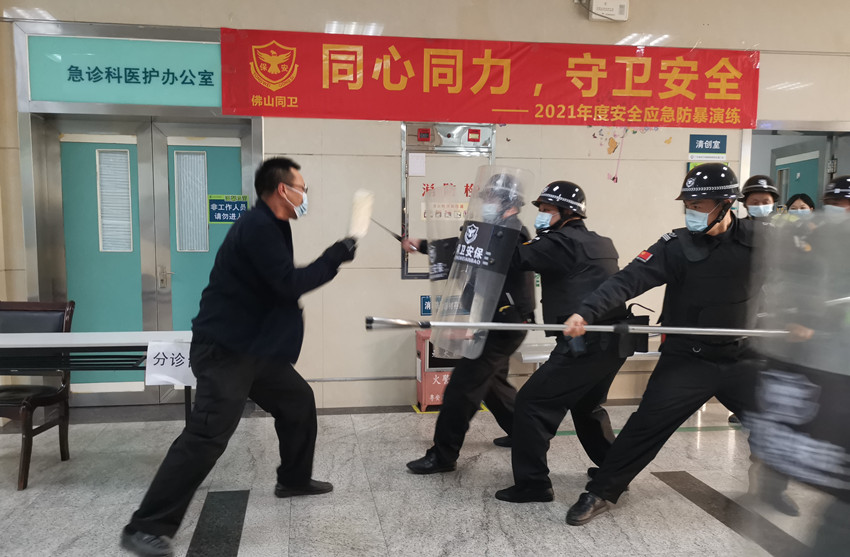 筑牢医院安全防线，我院开展防暴应急演练
