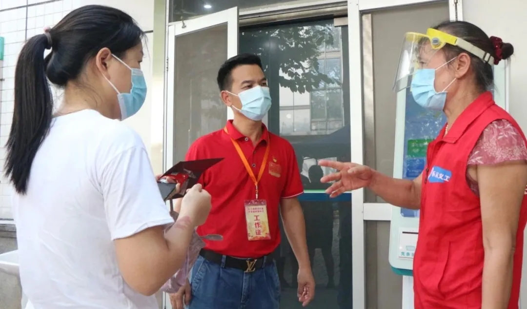 【我为群众办实事】红马甲+暖大白，为省外来佛返佛人员提供免费核酸检测