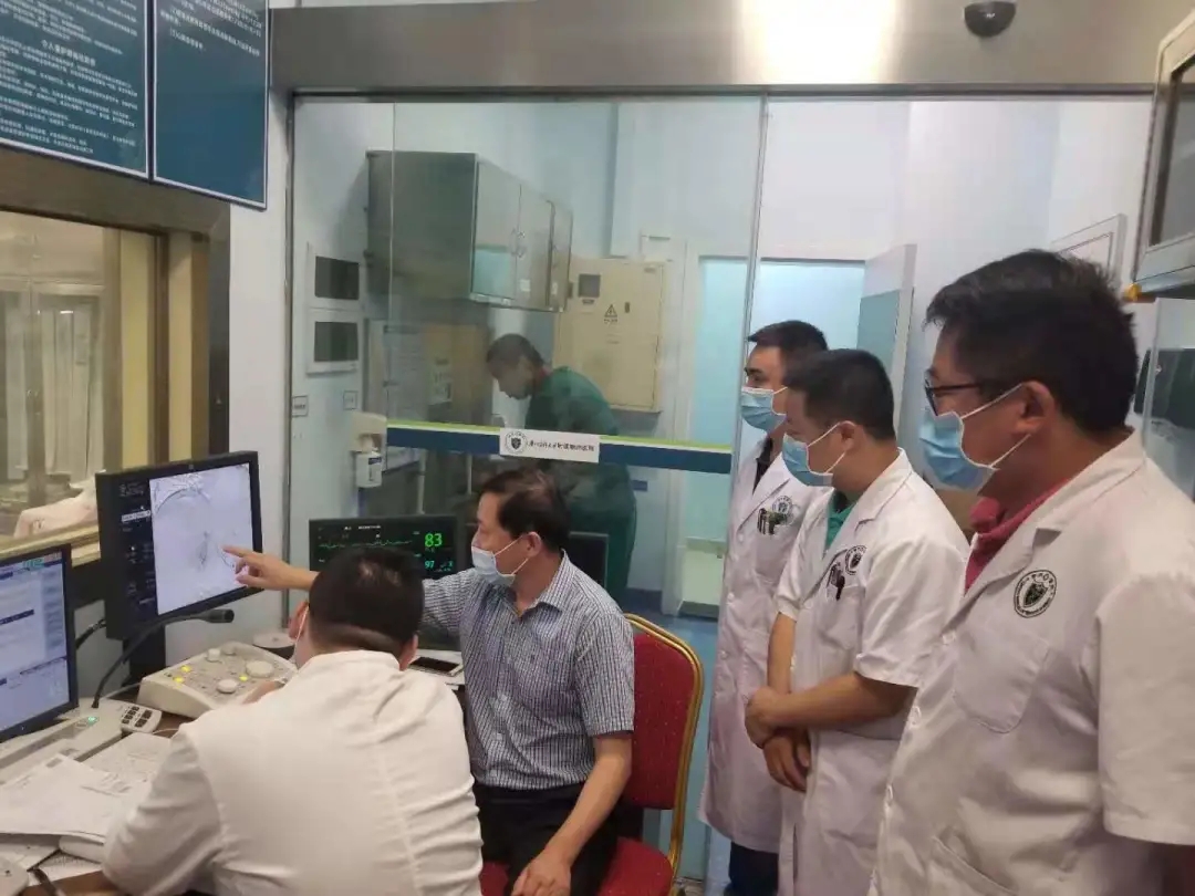 【我为群众办实事】一根“细丝”搭起“生命线”，朱康顺教授团队助六旬阿伯跨过鬼门关！