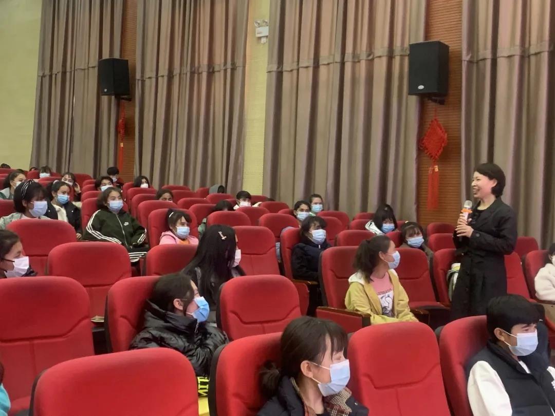 新疆校园来了乐从医生！周友芬走进伽师中等职业技术学校开展青春教育讲座